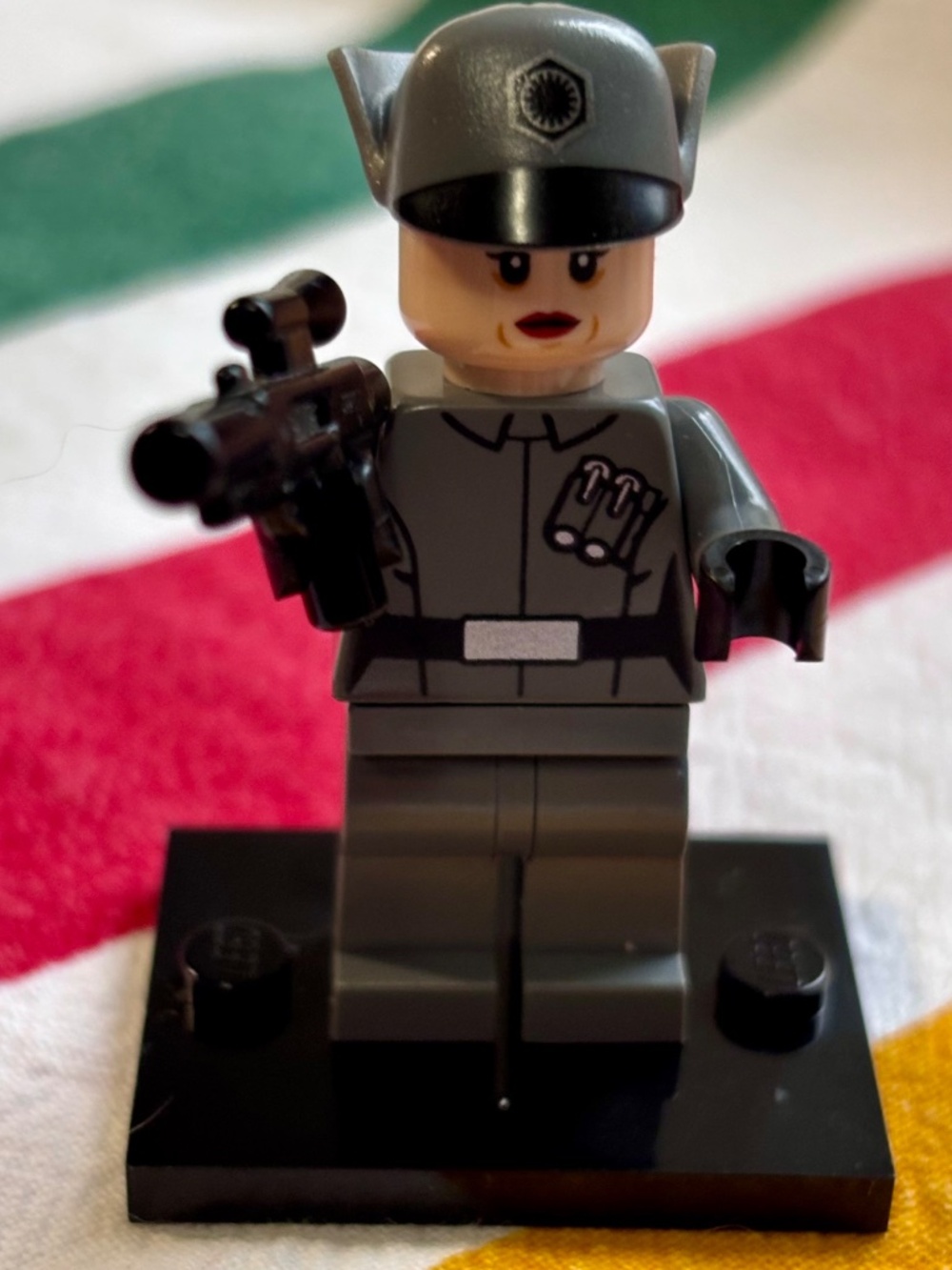 LEGO STAR WARS "First Order Officer" sw0665 with stand & accessories.